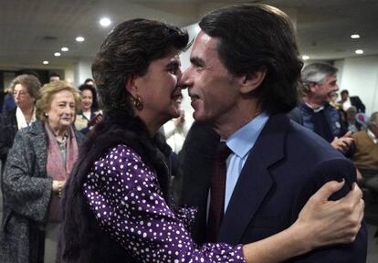 El expresidente del Gobierno, Jose María Aznar, junto con la expresidenta de los populares vascos, María San Gil, en Bilbao, el pasado 20 de febrero.