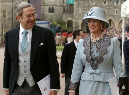 Los reyes de Grecia Constantino y Ana Maria en la boda entre el príncipe Carlos y Camila Parker Bowles.