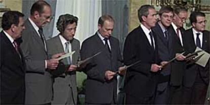Los líderes del G-8 leen ayer el comunicado sobre los incidentes de Génova. De izquierda a derecha, el alemán Gerhard Schröder, el francés Jacques Chirac, el japonés Junichiro Koizumi, el ruso Vladímir Putin, el estadounidense George W. Bush, el belga Guy Verhofstadt, el canadiense Jean Chrétien y el presidente de la Comisión, Romano Prodi.