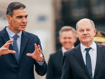 El presidente del Gobierno, Pedro Sánchez (izquierda), conversa con el canciller alemán, Olaf Scholz, a la llegada de este a la cumbre hispano-alemana que se celebra este miércoles en A Coruña.