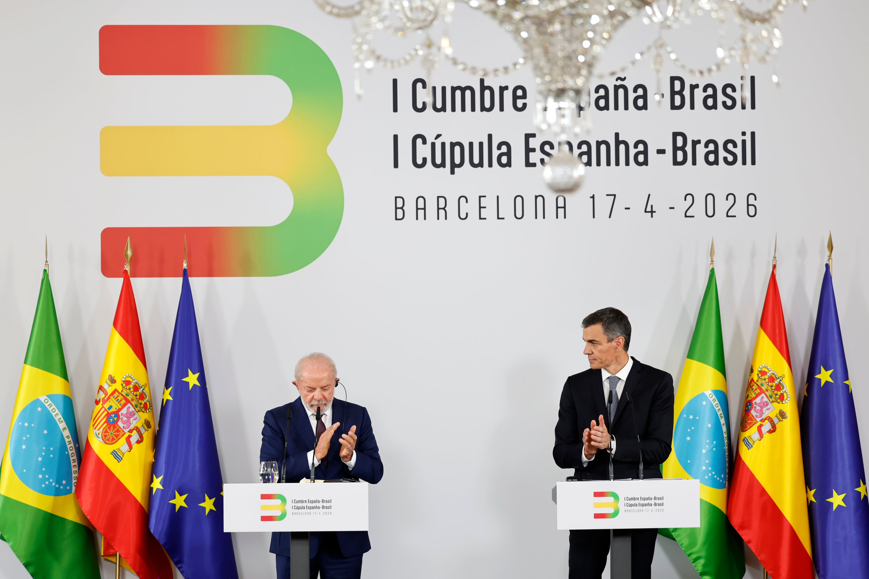 El presidente de Brasil, Luiz Inácio Lula da Silva junto al presidente del Gobierno español, Pedro Sánchez, este viernes en Barcelona.