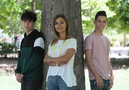 Anouar El Mehdi (con camiseta), Ismael El Majdoubi y Boutaina AlPanati (cabello largo) en el Retiro, tres ex-menores inmigrantes de edad no acompañados que se dedican a ayudar a actuales