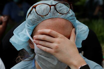 La enfermera Elizabeth Stocksdale en una vigilia en el Hospital Brigham, Boston, Massachusetts.