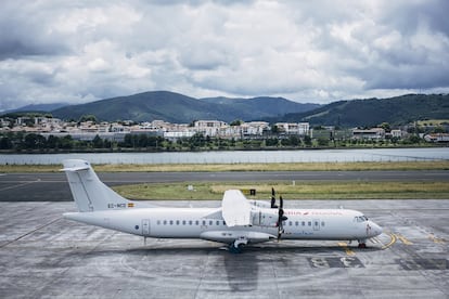 Un avión de Air Nostrum aparcado en una pista del aeropuerto de Hondarribia, en Gipuzkoa.