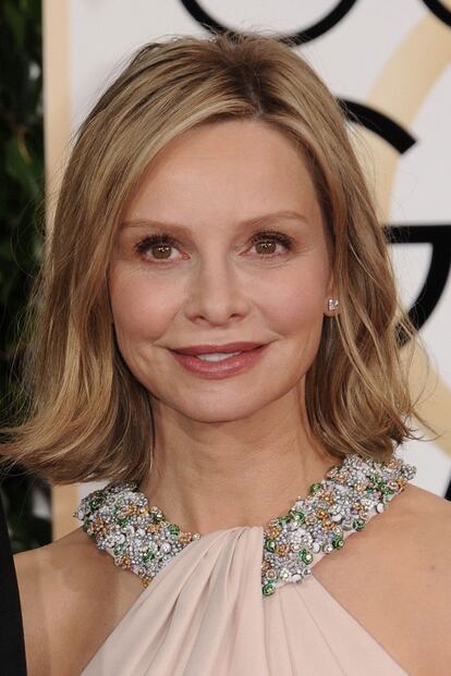 Nos gusta mucho más cómo le sienta a Calista Flockhart la melena corta. El aire algo desaliñado resulta fresco y rejuvenecedor.