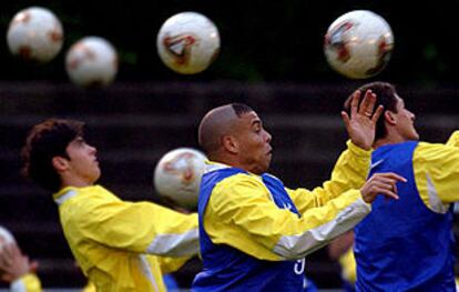 Ronaldo, entre Kaká y Edmilson, ensaya el control del balón con la cabeza.