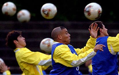 Ronaldo, entre Kaká y Edmilson, ensaya el control del balón con la cabeza.