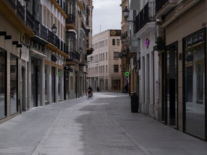 Calle comercial en el centro de Sevilla con todos los negocios cerrados, el pasado martes durante el estado de alarma.