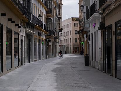 Calle comercial en el centro de Sevilla con todos los negocios cerrados, el pasado martes durante el estado de alarma.