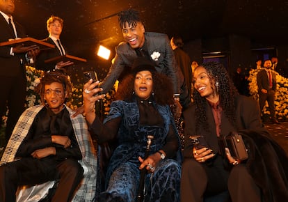 Jaden Smith, la actriz Angela Batiste, detrás, su hijo, el compositor y cantante, Jon Batiste, y la también actriz Yara Shahidi dentro del Museo Metropolitano en Nueva York que recauda fondos para el Instituto del Traje. Este año, han marcado el récord de recaudación: 31 millones de dólares.