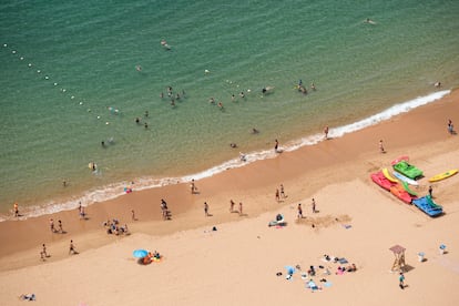 Un grupo de bañistas este viernes en la playa de Las Teresitas en Santa Cruz de Tenerife.