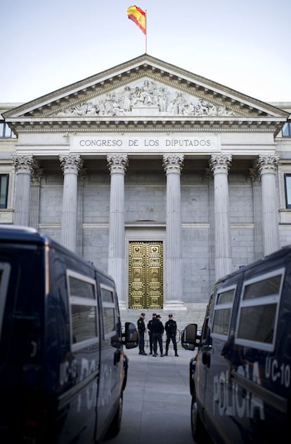 Fachada del Congreso de los Diputados, custodiada por un amplio dispositivo policial.