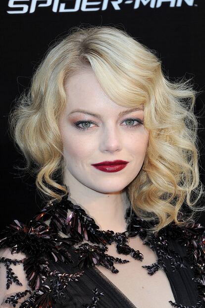 Emma Stone, la nueva niña bonita de Hollywood, también le ha encontrado las ventajas al maquillaje siniestro. Durante la promo de Spiderman sorprendió con este look que incluía una piel extremadamente pálida, labios violáceos y cabello muy claro, como si fuera una dama languideciente del Romanticismo.