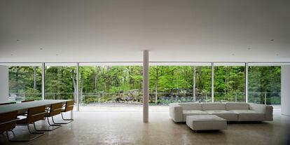 El maestro de arquitectos pensó para la vivienda de los coleccionistas Nancy Olnick y Giorgio Spanu una gran caja construimos una gran caja de hormigón que acentúa su relación con la tierra y el majestuoso río Hudson.