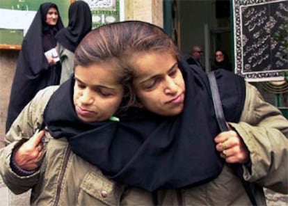 Laleh y Ladan, por fuera de la facultad de Derecho de Teherán, en una imagen del año pasado.