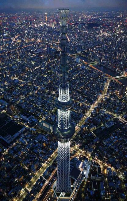 La Tokyo Sky Tree, la torre de emisiones más alta del mundo (634 metros) iluminada para conmemorar a las víctimas.