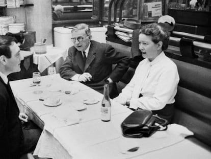 Simone de Beauvoir junto a Jean-Paul Sartre y Claude Lanzmann cenando en un restaurante de París.