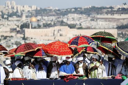 Varios kessim, líderes religiosos de la comunidad etíope israelí, participan en una ceremonia con motivo de la festividad judía de Sigd, en Jerusalén.