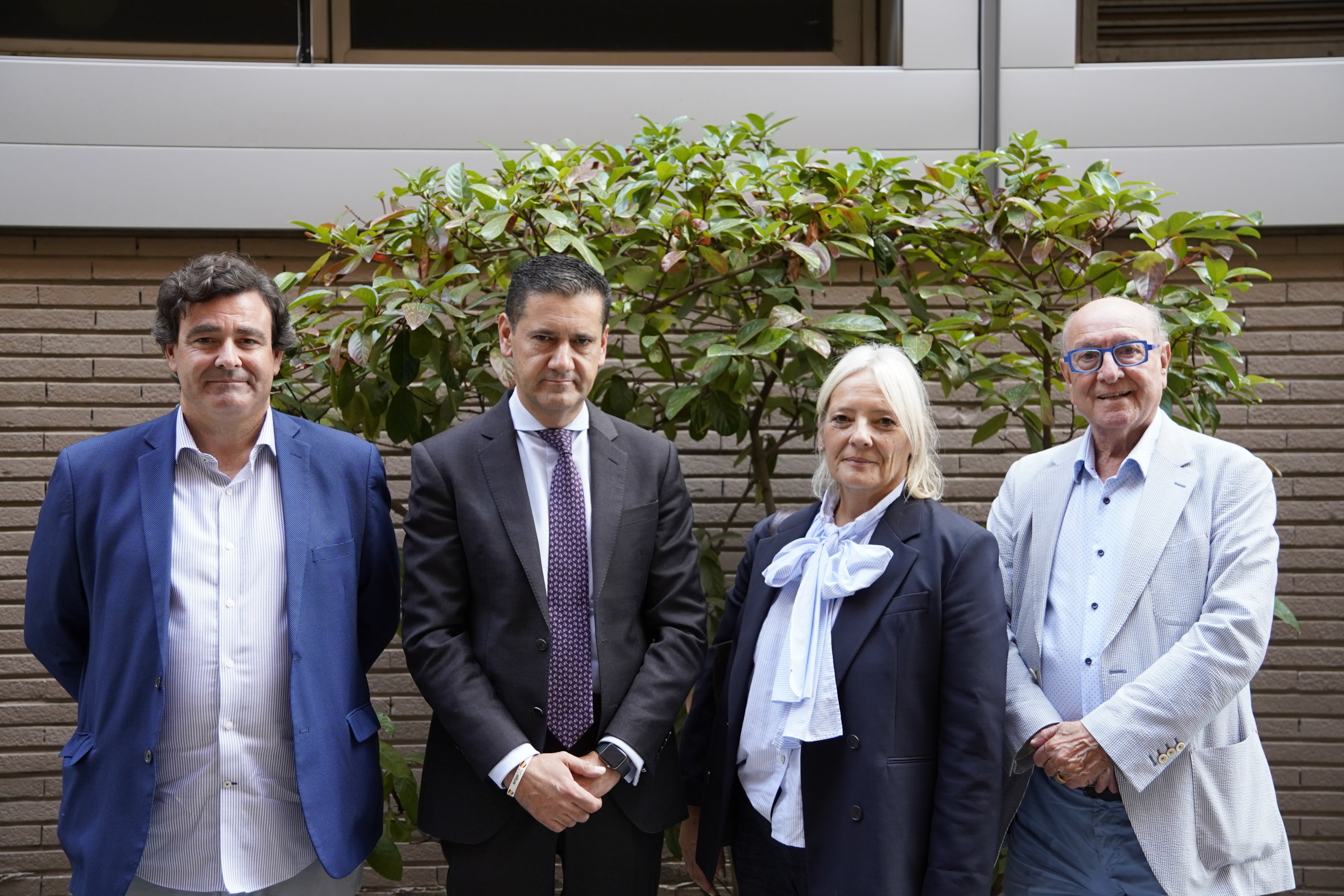 Desde de la izquierda, Rafael Angulo Ruiz, Santiago Mínguez, Mari Carmen Sanz y Rafael Angulo Cordero, socios del fondo de vivienda social Genivs.