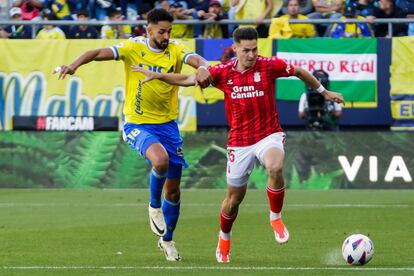 Mika Mármol (d) y Chris Ramos disputan un balón durante el Cádiz-LasPalmas de este domingo.