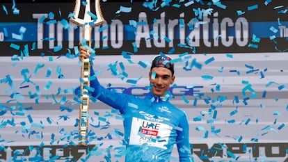 Ayuso, en el podio final, con el tridente de ganador.