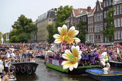 A geografia urbana especial de Amsterdã faz com que sua parada do Orgulho LGBT aconteça na água, com dezenas de barcos (quase 80) decorados em vez do típico desfile de carros alegóricos. Eles começam no Scheepvaartmuseum e navegam em direção ao rio Amstel, de onde pegam o canal Prinsengracht, até o canal Westerdok. Todos envolvidos em atividades culturais (como exposições e exibições de filmes) e muitas festas de rua, especialmente nas ruas Reguliersdwarsstraat e Zeedijk, ou nas praças Rembrandtplein e Nieuwmarkt. Mais informações: amsterdamgaypride.nl