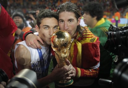 Jesús Navas y Sergio Ramos posan con el trofeo. 