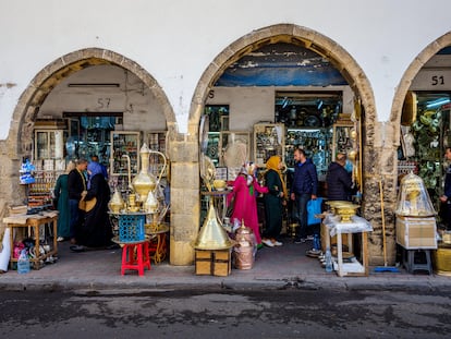 Puestos en la zona del mercado de Habous, en Casablanca (Marruecos).