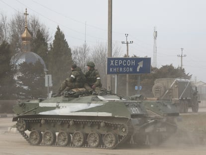 Un vehículo militar ruso en la ciudad de Armyansk (Crimea), este jueves.