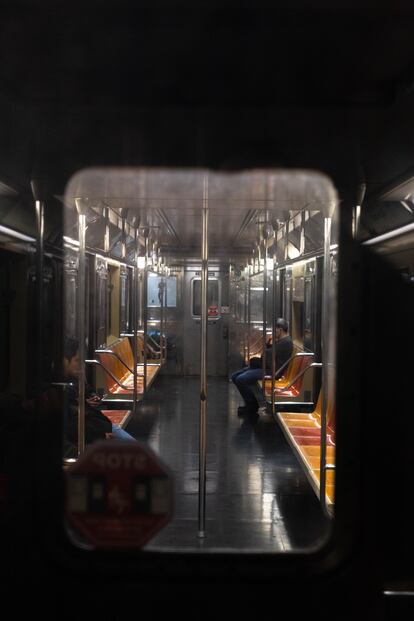 El vacío del metro de Nueva York a altas horas de la noche. Tranquilidad para algunos viajeros, inquietud para otros. 