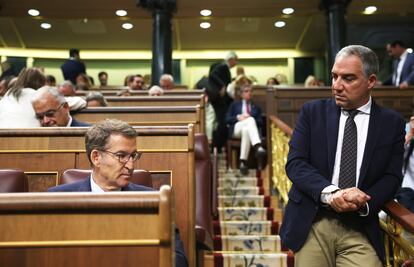 Alberto Núñez Feijóo junto a Elías Bendodo, este viernes en el Congreso.