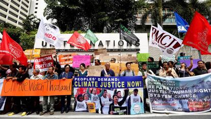 Activistas medioambientales protestan durante la jornada inaugural de la Conferencia del Cambio Climático en Bangkok el 4 de septiembre.
