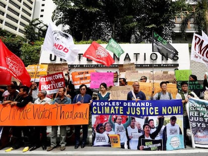 Activistas medioambientales protestan durante la jornada inaugural de la Conferencia del Cambio Climático en Bangkok el 4 de septiembre.
