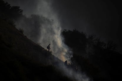 Un bombero observa cmo se eleva el humo del incendio de Palisades, el 11 de enero en Los ?ngeles, California.