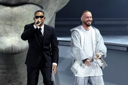 Will Smith (izquierda) y J Balvin, durante su actuación en Coachella, este domingo.