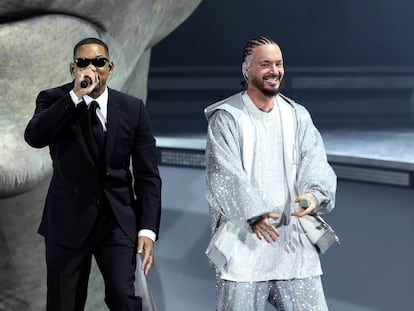 Will Smith (izquierda) y J Balvin, durante su actuación en Coachella, este domingo.