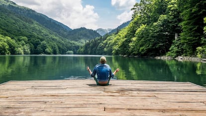 Meditaci&oacute;n ante las tranquilas aguas del lago Biogradsko, en el parque nacional de Biogradska Gora, en Montenegro. 