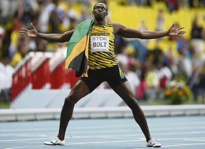 Moscú, Rusia, 17 de agosto de 2013. Usain Bolt celebra su victoria en la final de 200 metros durante los mundiales de atletismo de Moscú, en Rusia. El estadio Luzhniki se rindió al fenómeno jamaicano el 17 de agosto, que volvió a demostrar que es el mejor corredor del mundo.