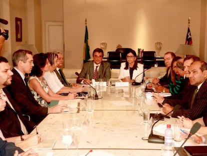 O ministro José Eduardo Cardozo (centro) ao lado da governadora Roseana Sarney durante reunião em São Luís.