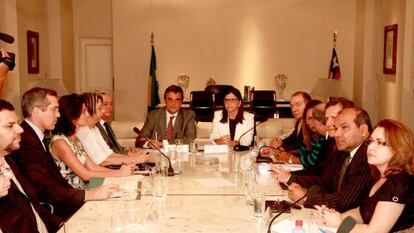 O ministro José Eduardo Cardozo (centro) ao lado da governadora Roseana Sarney durante reunião em São Luís.