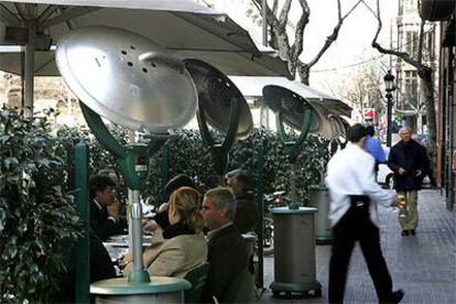 Una de las terrazas con estufas en el Eixample.