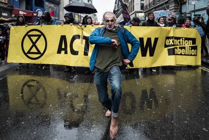 Miles de rebeldes desfilan por Oxford Street, una de las calles comerciales de Londres, durante la marcha fúnebre organizada para expresar su dolor y su desesperación por el cambio climático.