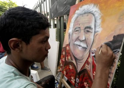 Un pintor retrata a García Márquez en Aracataca.