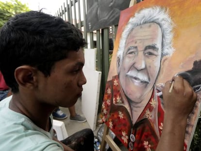 Um pintor retrata García Márquez em Aracataca.