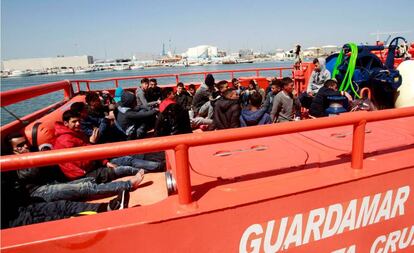 Un grupo de inmigrantes rescatados en aguas del Estrecho, este abril.