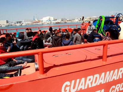 Un grupo de inmigrantes rescatados en aguas del Estrecho, este abril.