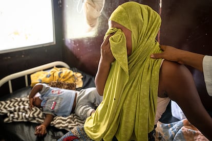 Aissatou Diallo, de 24 años, llora angustiada junto a su bebé, de un año, que padece una malaria grave. Aissatou y su bebé viven en un pueblo a siete kilómetros del Hospital de Dubreka y no tienen mosquiteros en su casa. "Teníamos varios mosquiteros, pero se rompieron y no nos dieron más", dice. USAID financia la distribución gratuita de mosquiteros tratados con insecticida de larga duración (LLIN, por sus siglas en inglés) en toda Guinea.