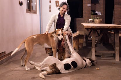 Carolina Cors con Frida y Trotsky, los perros de su hija.