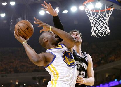 Splitter, de los Spurs, intenta taponar a Landry, de los Spurs.