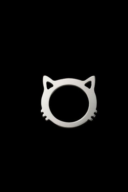 El anillo gato más sencillo y elegante; está elaborado en plata y en él sólo destacan unos bigotes y orejitas simplificados. Es de Tatty Devine y cuesta 120 libras. También hay una versión más económica de 9 libras en metacrilato.